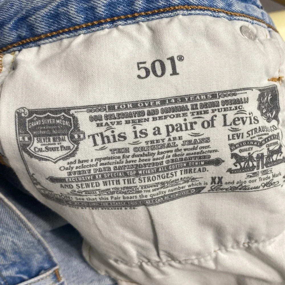 VINTAGE LEVI’S 501 PREMIUM CUT OFF DISTRESSED JEAN SHORTS FESTIVAL DAISY DUKES - Picture 7 of 7